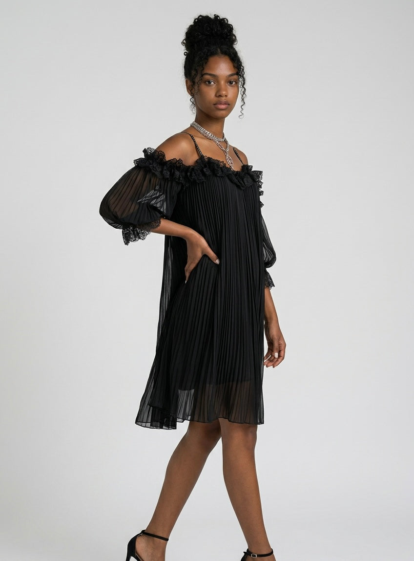 Clara | Elegante minivestido negro de muselina con tirantes y acabado de encaje