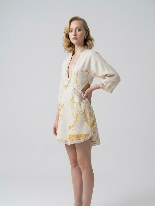 Isabela | Elegante minivestido de encaje marfil con detalles dorados y escote pronunciado en V