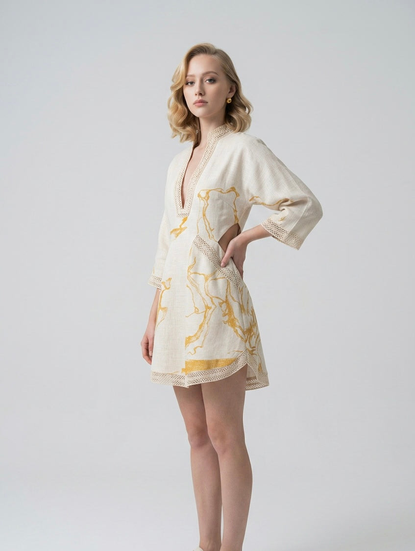 Isabela | Elegante minivestido de encaje marfil con detalles dorados y escote pronunciado en V