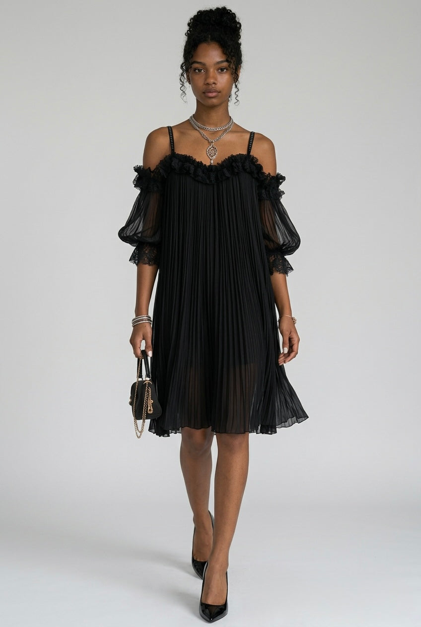 Clara | Elegante minivestido negro de muselina con tirantes y acabado de encaje