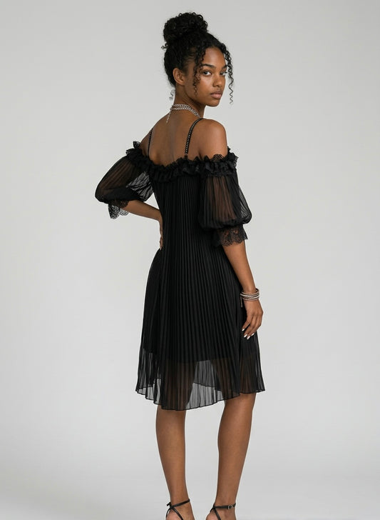 Clara | Elegante minivestido negro de muselina con tirantes y acabado de encaje